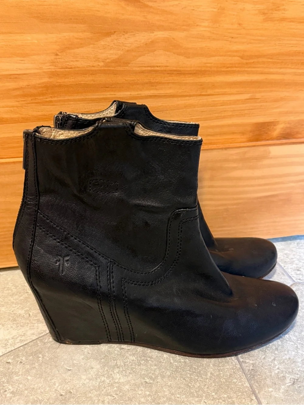 Frye Carson Black Leather Wedge Ankle Boots Zip Back Booties size 8.5M